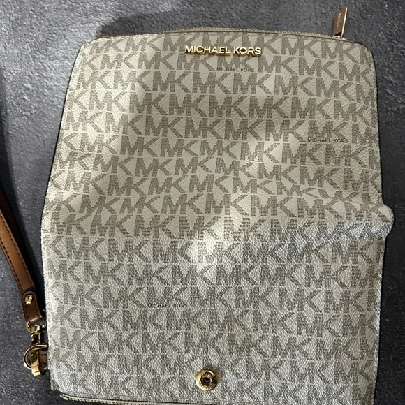 Michael Kors - Jet Set Travel LG double zip wristlet - Picture 3 of 9